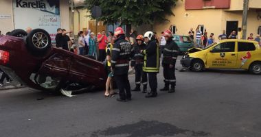 GALERIE FOTO / Accident rutier grav pe strada Lahovari. O MAȘINĂ S-A RĂSTURNAT - 3