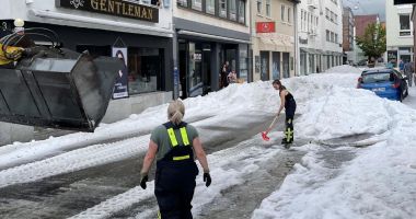 Plugurile de zăpadă, scoase pe străzile din Germania după o furtună de vară. Stratul de grindină a ajuns la 30 de centimetri