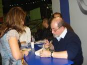 Sesiunea de autografe a lui Salman Rushdie a deschis Târgul de Carte "Gaudeamus"