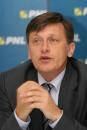 Stire din Politică-Administrație : Crin Antonescu a renunțat să mai creadă în "fantasma" reconstrucției dreptei