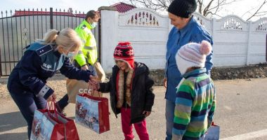 GALERIE FOTO / Polițiștii constănțeni, ajutoarele lui Moș Crăciun - 11