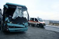 Stire din Eveniment : Doi bărbați au murit și șapte persoane au fost rănite, după ce un autobuz s-a izbit de un utilaj de deszăpezire