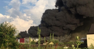 FOTO-VIDEO. INCENDIU PUTERNIC la două depozite din Balotești - 2