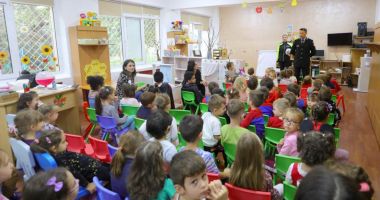 Stire din Eveniment : Preşcolari din Constanţa, faţă în faţă cu poliţiştii locali. Educația rutieră, prezentată pe limba celor mici