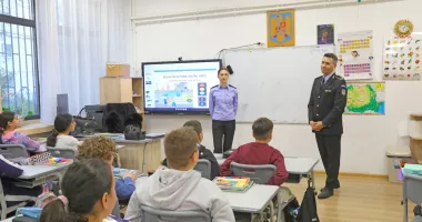 Stire din Eveniment : Polițiștii locali, față în față cu elevii. Campanie de prevenire în școlile din Constanța