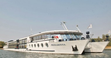 Stire din Social : Pasagerii de pe vasul de croazieră blocat pe Dunăre, transportați pe Aeroportul Henri Coandă