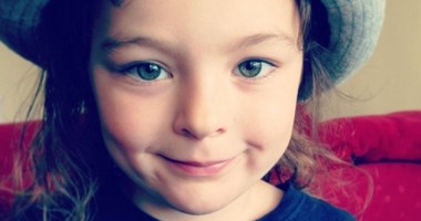 Stire din Actualitate : Singurul copil din lume născut fără sânge în vene a început să meargă la școală