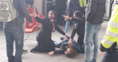 Stire din Politică-Administrație : IMAGINI SCANDALOASE LA LONDRA / Peste 12.000 de români așteaptă să voteze. Mai mulți români au leșinat la coadă