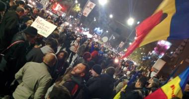 Stire din Politică-Administrație : Klaus Iohannis, prezent în Piața Universității