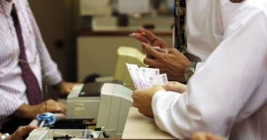 Stire din Economie : PANICĂ! RETRAGERI MASIVE DE BANI DIN BĂNCI. Conturile pot fi BLOCATE oricând