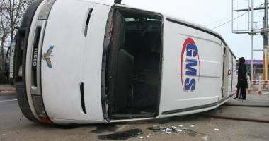 Stire din Eveniment : ACCIDENT RUTIER GRAV. Microbuz 301 răsturnat la Gară, 4 victime la spital. Șoferul se certa cu pasagerii