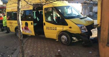GALERIE FOTO / ACCIDENT RUTIER GRAV ÎN CONSTANȚA / MICROBUZ PLIN CU ELEVI LOVIT ÎN PLIN. TREI COPII, LA SPITAL - 2
