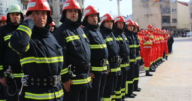 Stire din Eveniment : Militari și pompieri, luați aminte de la polițiști! Apărați-vă viața și familiile!