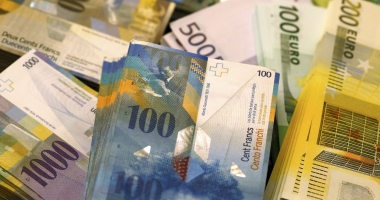 Stire din Economie : FRANCUL ELVEȚIAN, ÎNGHEȚAT LA CURSUL DE 2,1 LEI. DECIZIA INSTANȚEI ESTE DEFINITIVĂ. Datornicii la bănci în franci elvețieni au obținut o victorie URIAȘĂ