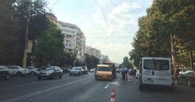 Trafic blocat pe b-dul Lăpușneanu. Accident rutier cu un taxi - 1