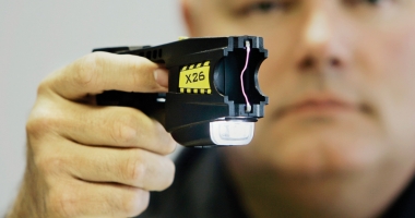 Stire din Eveniment : POLIȚIȘTII TREBUIE ECHIPAȚI CU PISTOALE CU ELECTROȘOCURI ȘI BODYCAMERA. Petiție on line pentru dotarea Poliției