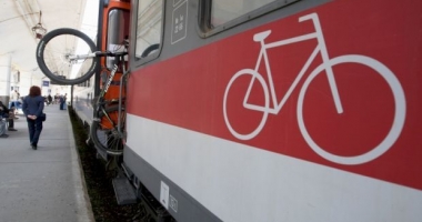 Stire din Social : Vagon special dedicat transportului de biciclete și schiuri, în circulație, de azi