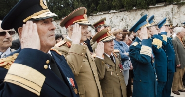 Stire din Eveniment : LOVITURĂ GREA PENTRU MILITARI. Li s-au mărit salariile, dar Guvernul lovește în pensiile militare. Legea care le taie veniturile