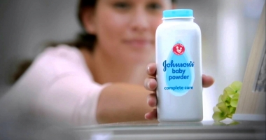 SENTINȚĂ ȘOC. PUDRA DE BEBELUȘI DE LA JOHNSON ESTE CANCERIGENĂ. Compania, obligată la despăgubiri de sute de milioane dolari