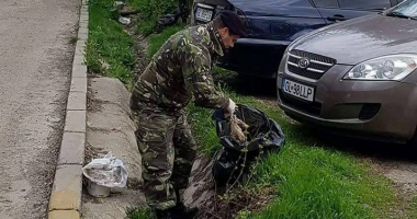 Stire din Eveniment : Asistații social trândăvesc în cârciumi, pușcăriașii domnesc în închisori, militarii adună gunoaiele pe 700 lei salariu de încadrare