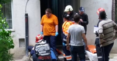 UPDATE / Incendiu într-o locuință din Constanța. O bătrână este blocată în apartament