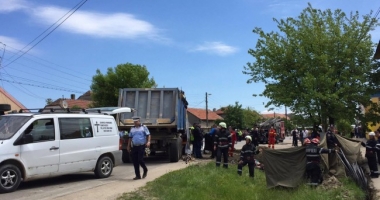 Stire din Eveniment : TRAGEDIE. Camion încărcat cu pietriș, răsturnat peste mai mulți pietoni. O fetiță și bunica ei au murit