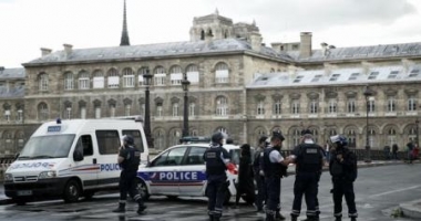 ATAC LA NOTRE DAME DIN PARIS / Un polițist a fost rănit. Cel puțin o mie de persoane se aflau în interiorul catedralei - 4