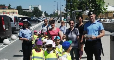 Stire din Eveniment : Polițiștii au "descins" în stațiunea Mamaia
