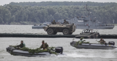Stire din Eveniment : LA UN PAS DE O NOUĂ TRAGEDIE. TAB SCUFUNDAT ÎN DUNĂRE ÎN TIMPUL UNUI EXERCIȚIU MILITAR. ECHIPAJUL DE TREI MILITARI S-A SALVAT ÎN ULTIMA CLIPĂ