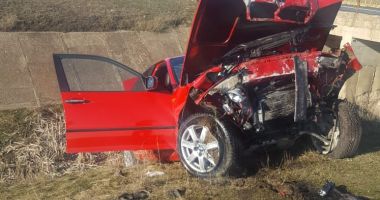 Stire din Eveniment : Mașină făcută praf de un șofer vitezoman!