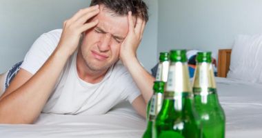 Stire din Sănătate : Cum se tratează mahmureala de Revelion