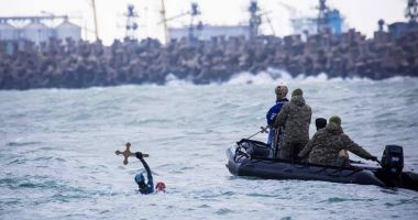 Stire din Eveniment : REACȚIA UNEI MARI SPORTIVE după incidentul de la Bobotează: "NU AM FOST ACOLO SĂ ÎMI DAU VIAȚA PENTRU O CRUCE!"