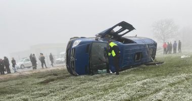 Stire din Eveniment : UPDATE! Accident grav la Constanța. Un microbuz răsturnat, două persoane sunt încarcerate
