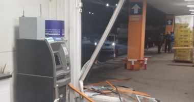 Stire din Eveniment : Bancomatele, tot mai vânate de hoți. VEZI METODELE FOLOSITE!