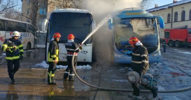 Stire din Eveniment : Autocar distrus de un incendiu, în autogară