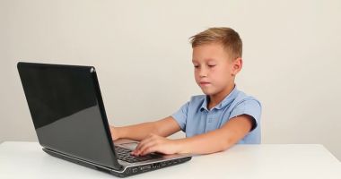Jumătate din numărul elevilor din lume nu au acces la computer