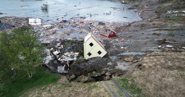 Galerie FOTO/VIDEO. Alunecare masivă de teren. Opt clădiri au fost aruncate în mare - 2