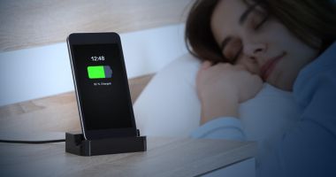 Stire din Tehnologie : Îți ții telefonul la încărcat noaptea? Iată ce trebuie să știi despre bateria smartphone-ului tău