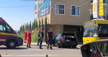 Accident între un autobuz și un autoturism în stațiunea Mamaia. Intervine descarcerarea - 2