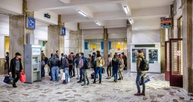 Gata cu cozile de la ghișeele din gări pentru elevi şi studenţi. Noua procedură de cumpărare a biletelor