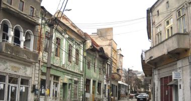 Proprietarii de clădiri vor avea obligaţia să cureţe faţadele, să le tencuiască ori să le zugrăvească
