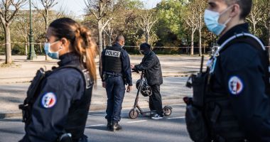 Doi români, înjungiaţi de un bărbat cu probleme psihice în Franța
