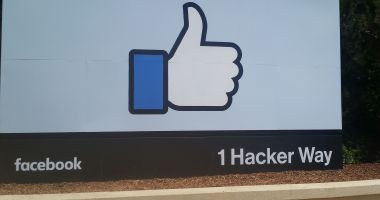 Stire din Tehnologie : Facebook renunţă la butonul ''Like'' pe paginile publice