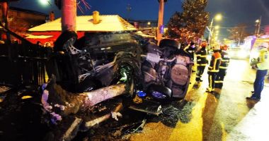 GALERIE FOTO / Maşină intrată în stâlp, în Constanţa. Sunt trei victime - 2