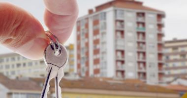 Trei din cinci români îşi cumpără o locuinţă în cel mult trei luni