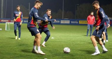 Stire din Sport : Fotbal / Tricolorii U21 pregătesc la intensitate maximă duelul cu Italia. Rareş Ilie în locul lui Cîmpanu, accidentat