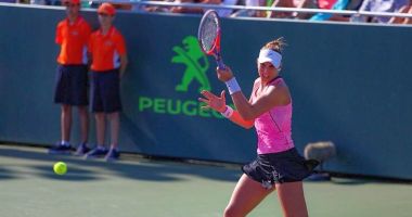 Stire din Sport : Tenis / Simona Halep o va înfrunta pe Beatriz Haddad Maia, în turul al doilea la Australian Open