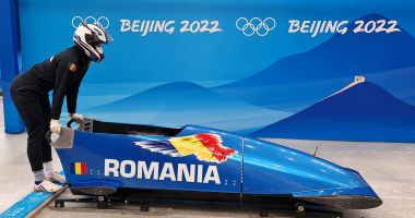 Stire din Sport : Olimpism / Andreea Grecu, prima coborâre cu monobobul pe pârtia de la Yanqing