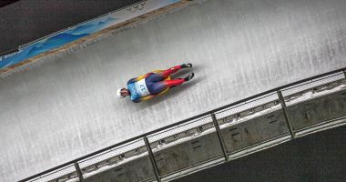Stire din Sport : JO de iarnă 2022 / N-a prins manşa finală! Sania lui Valentin Crețu, răsturnată aproape de linia de sosire