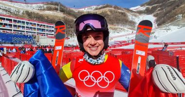 Stire din Sport : JO de iarnă 2022 / Maria Constantin - locul 45 în proba de slalom uriaș. Americanca O”Brien, scoasă pe targă de pe pârtie